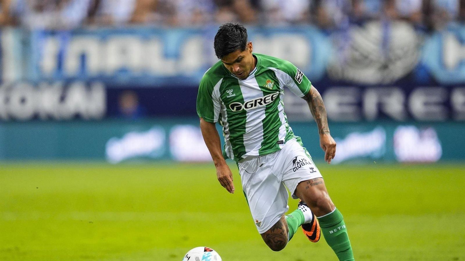 Elche y Betis inician la temporada en el Martínez Valero con objetivos distintos