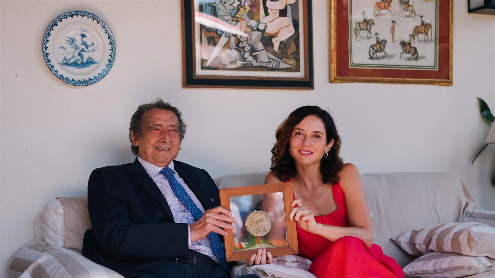 Ayuso entrega el Premio de Cultura de la Comunidad de Madrid a Alfonso Ussía en su casa de Comillas