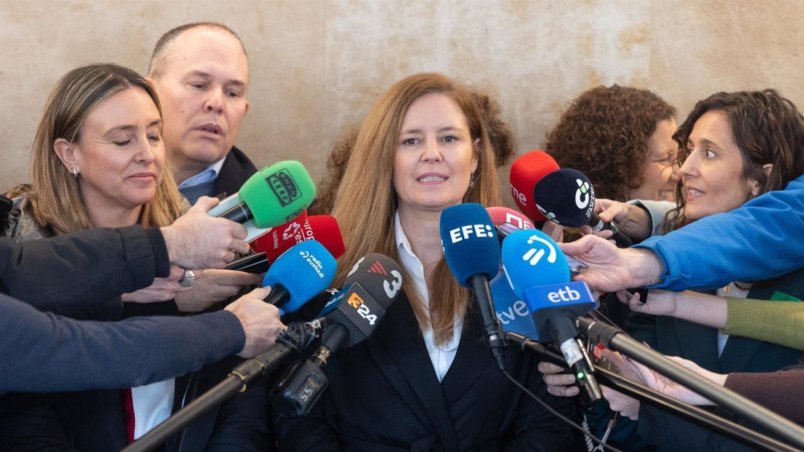 Dávila acusa al Gobierno de “mercadear con menores” y de colaborar con mafias migratorias