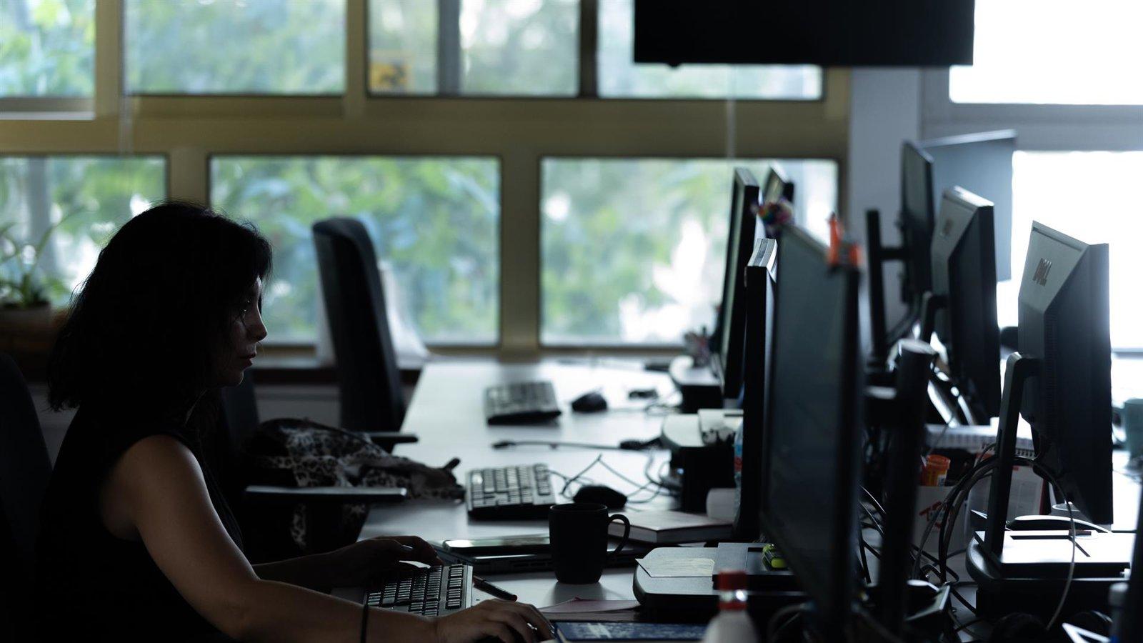 La desconexión laboral sigue siendo una meta lejana para la mayoría de los trabajadores madrileños
