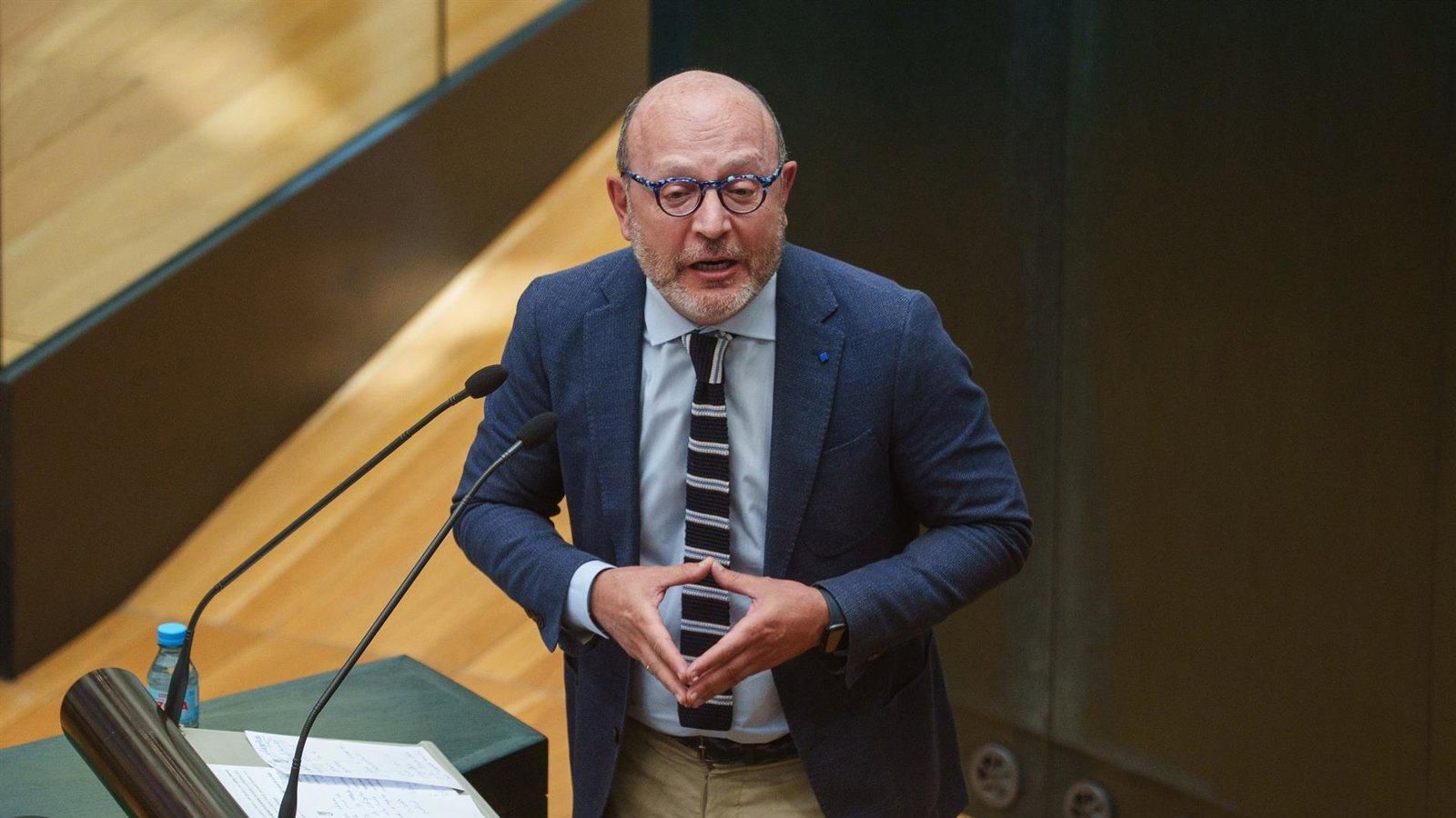 El Ayuntamiento reprocha la falta de soluciones de Aena y el Gobierno y defiende su “respuesta social” en Barajas