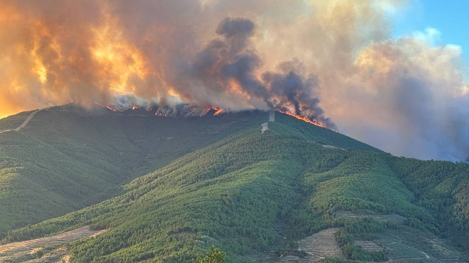 Los helicópteros de extinción de Madrid apoyan incendios en Castilla y León y Extremadura