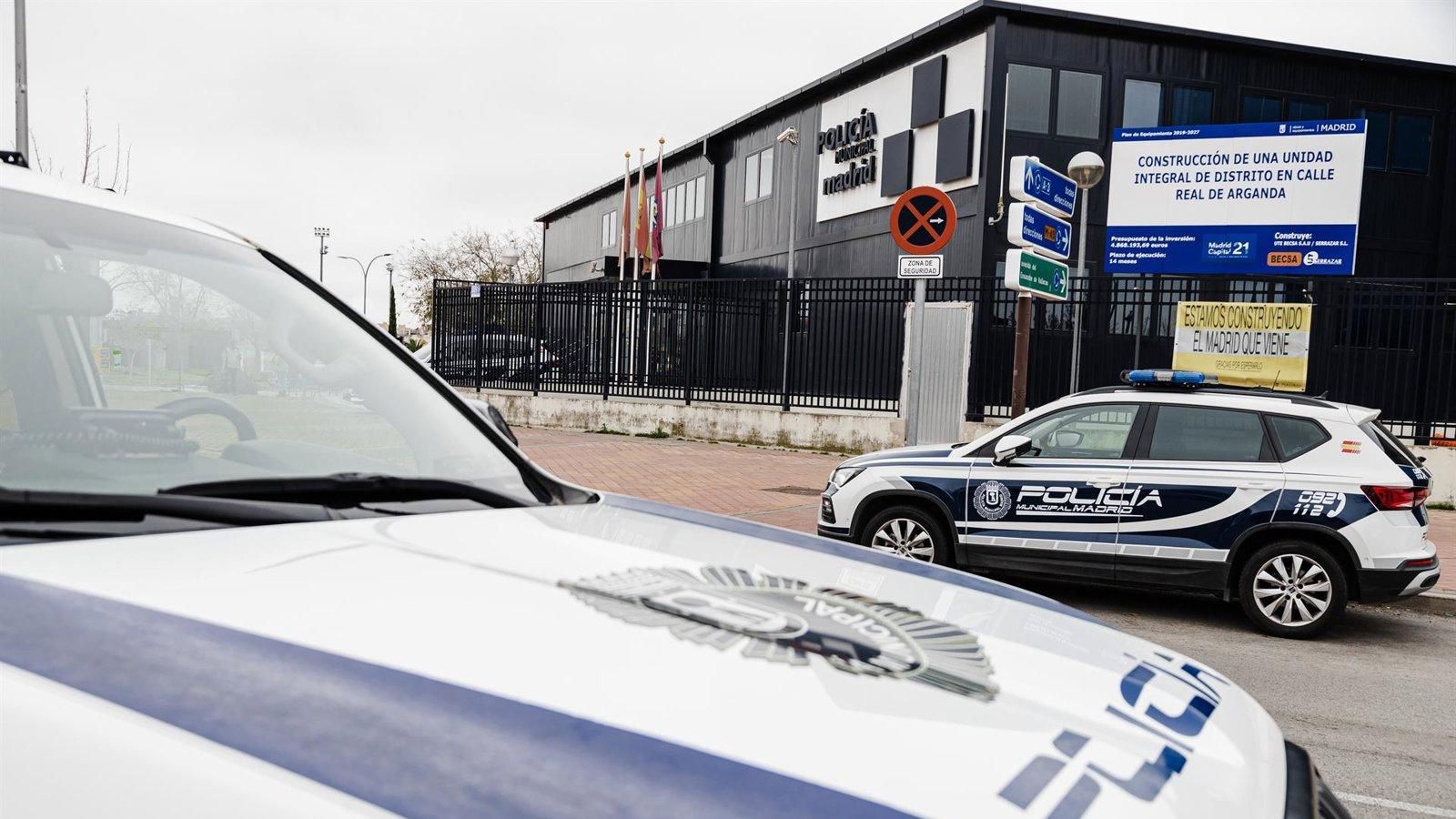 Detienen a dos personas en Puente de Vallecas con drogas y 14.000 euros en su vehículo