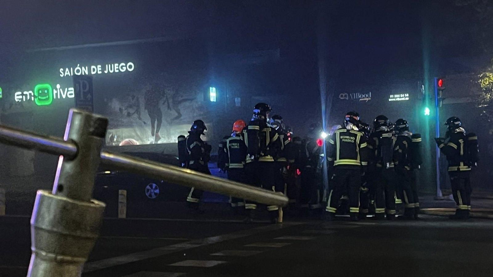 Un incendio en un aparcamiento de Madrid obliga a cortar el tráfico