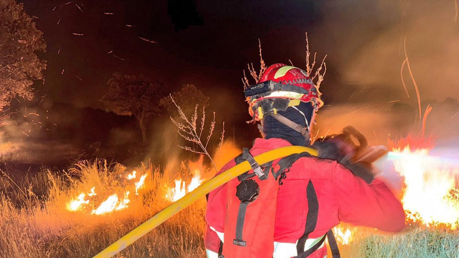 Sánchez anuncia 500 militares más para combatir los incendios y alerta de días complejos