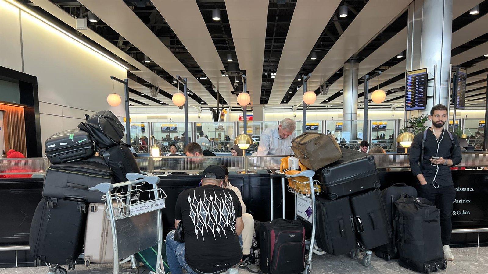Los problemas en los aeropuertos europeos persisten tras el ciberataque a Collins Aerospace