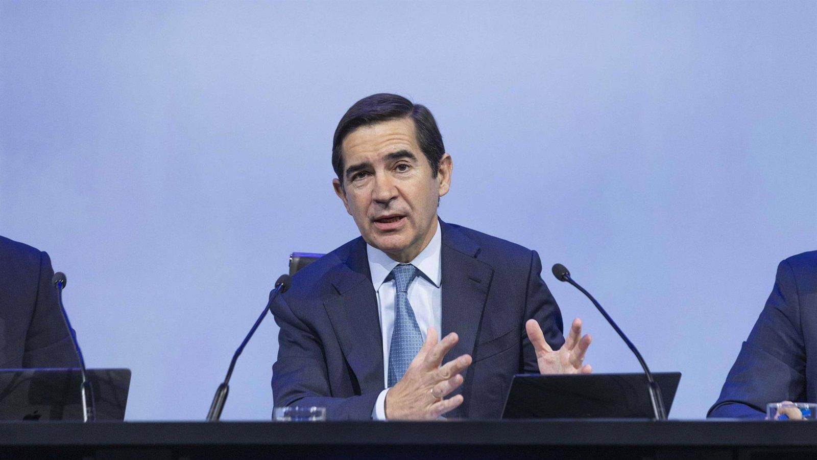 BBVA mejora su OPA sobre Sabadell y ofrece un canje de acciones con una prima del 10 %