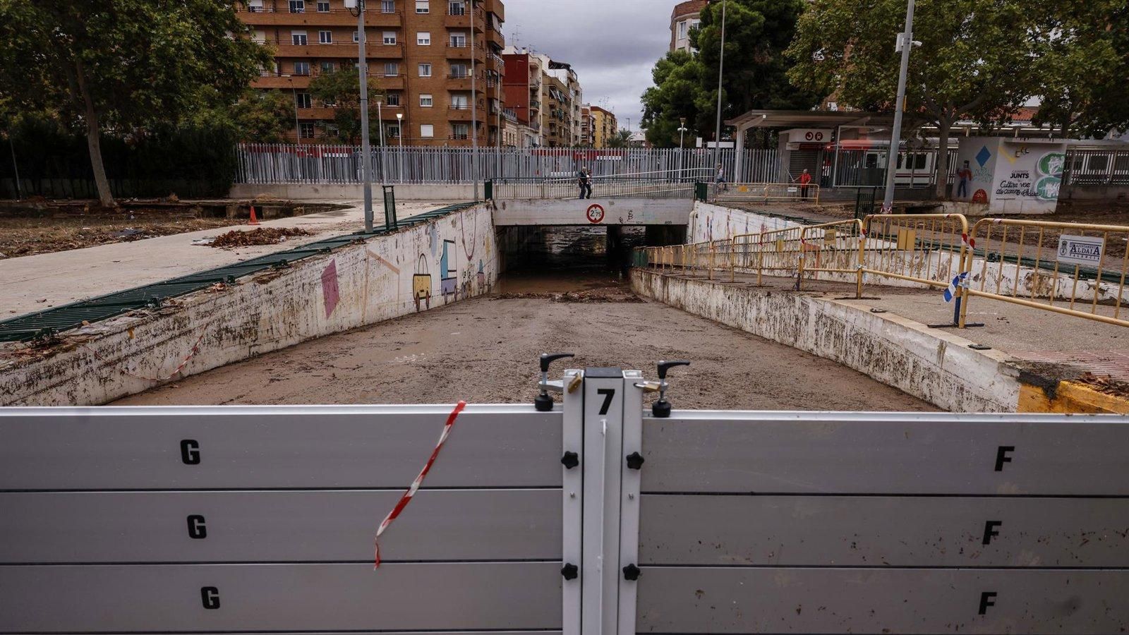 Carreteras cortadas, 542.000 alumnos sin clase y un barranco desbordado por las lluvias en Valencia y Cataluña