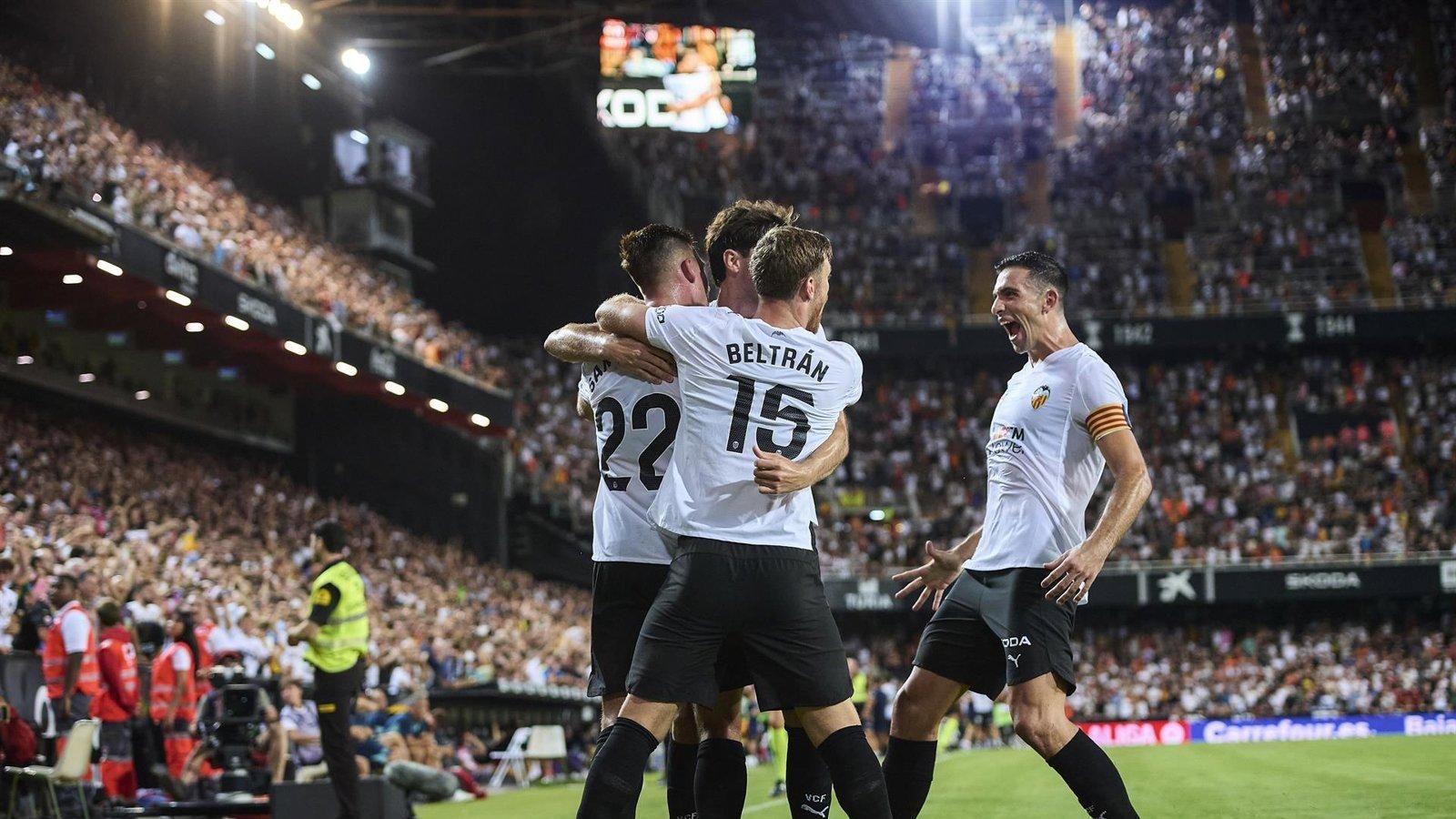 El Valencia vence al Athletic y el Sevilla celebra el triunfo con un gol de Alexis Sánchez