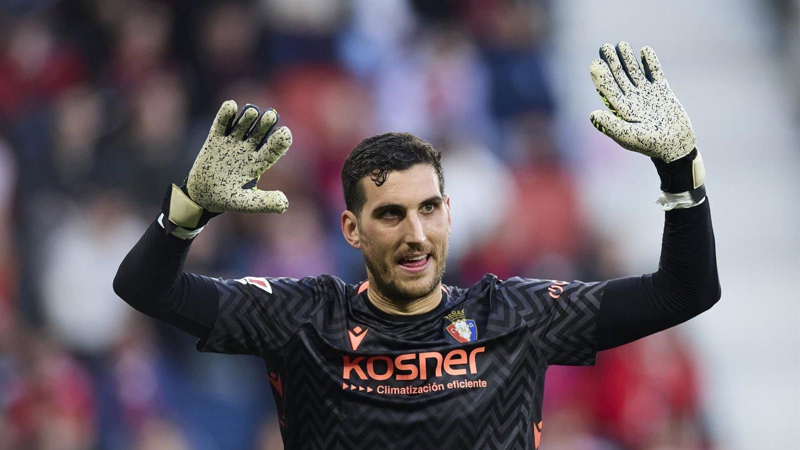 El Elche aprovecha error de Sergio Herrera para sumar puntos en El Sadar