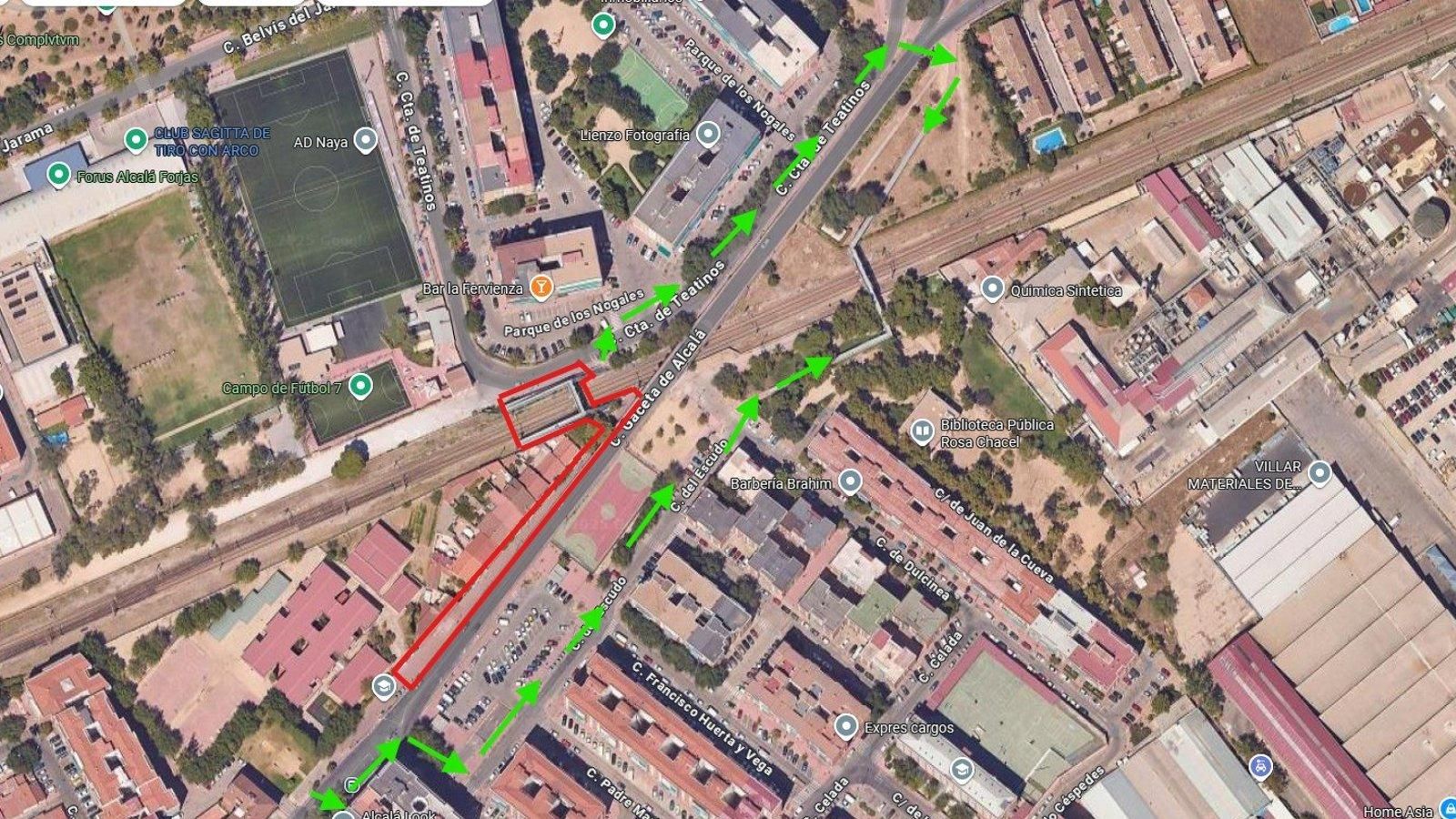 La pasarela peatonal de la calle Gaceta en Alcalá, cerrada por obras durante una semana