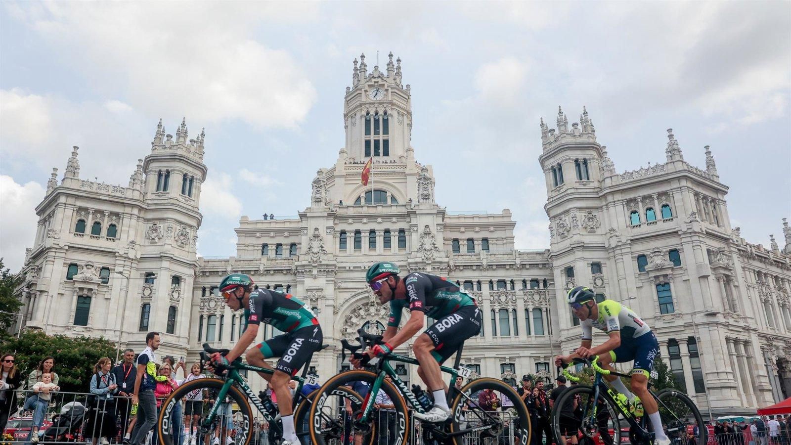 La Vuelta a España provoca cortes de tráfico y alteraciones en transporte público este domingo en Madrid