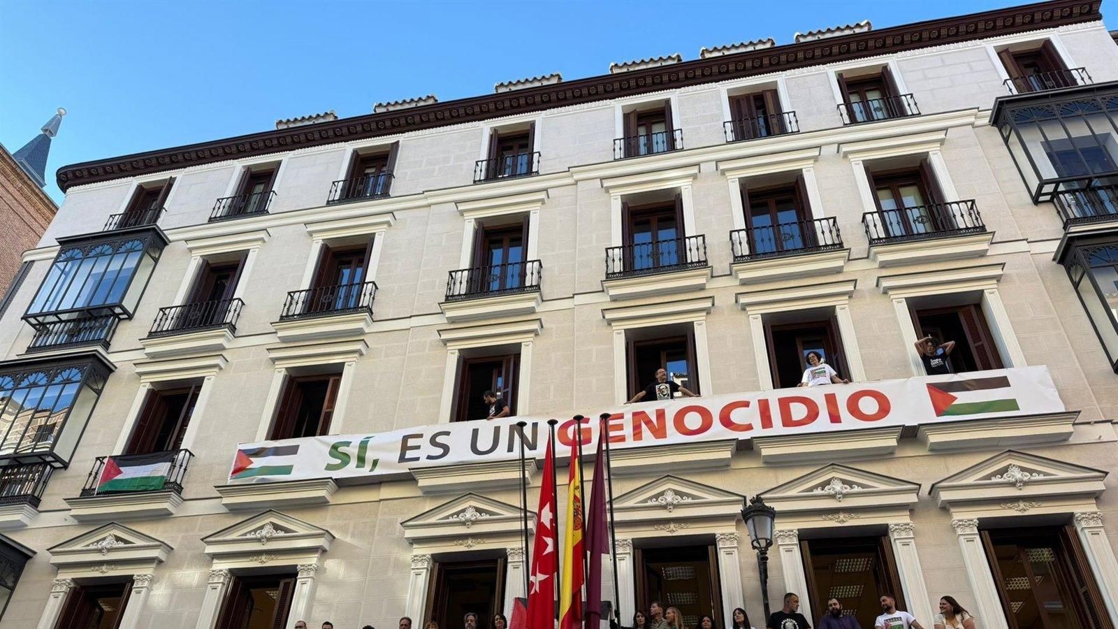 El Ayuntamiento estudia la legalidad de la pancarta de Más Madrid sobre Gaza y llama a la responsabilidad