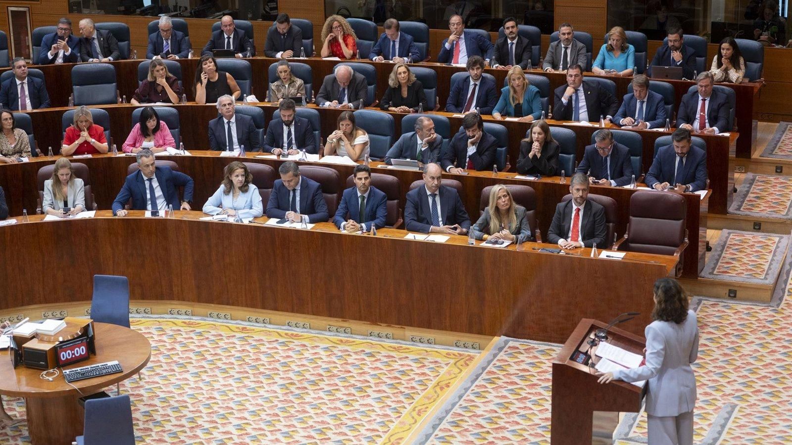 Ayuso marca diferencias con Sánchez y lanza 50 medidas en el Debate sobre la Región