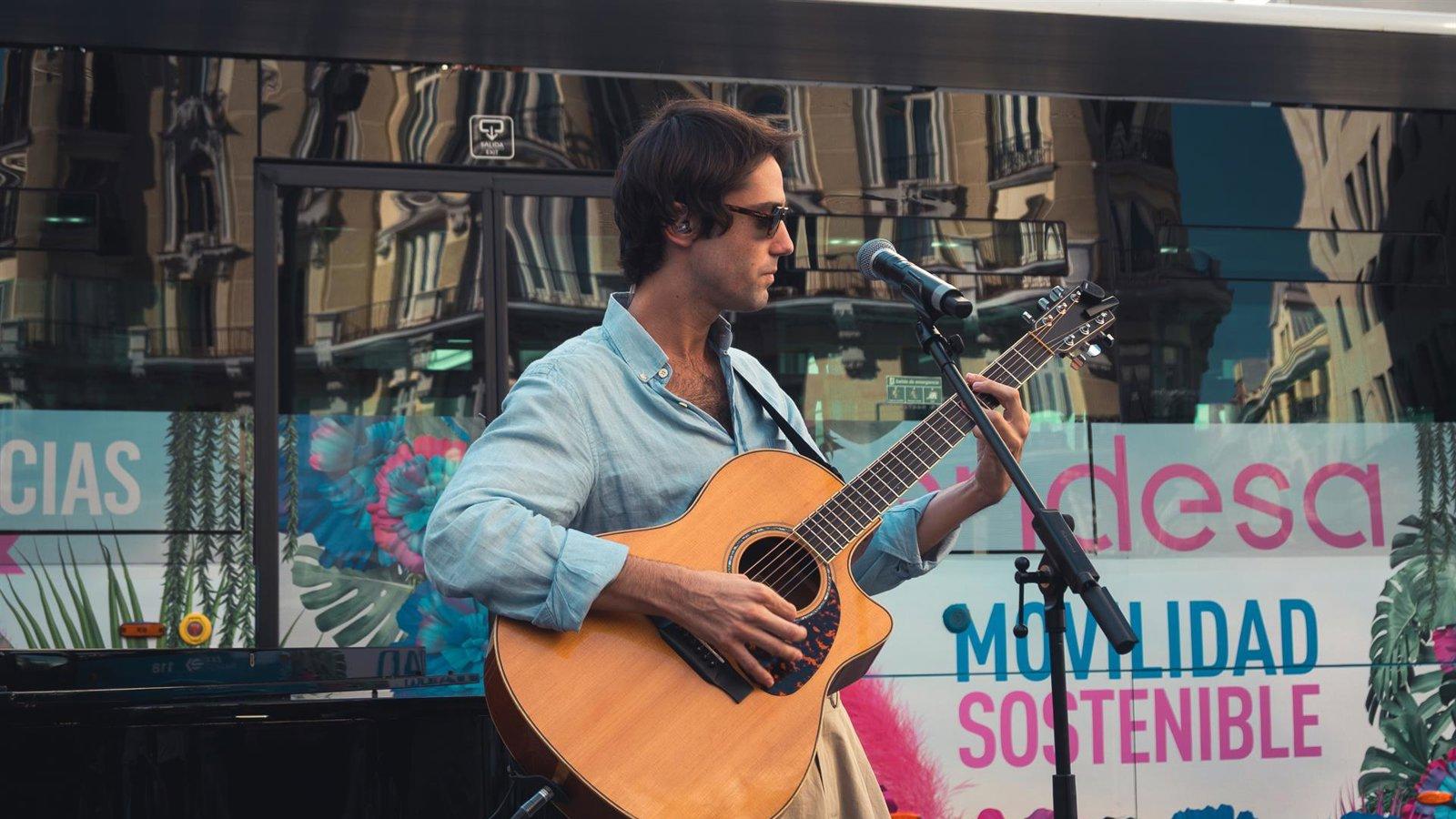 Concierto sorpresa en Gran Vía de Hey Kid y Paula Mattheus antes del festival Jardín de las Delicias