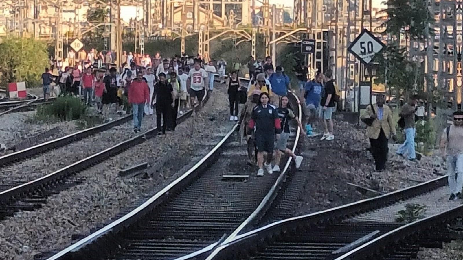 Pasajeros de Cercanías invaden las vías en Atocha tras una avería eléctrica que paraliza varias líneas