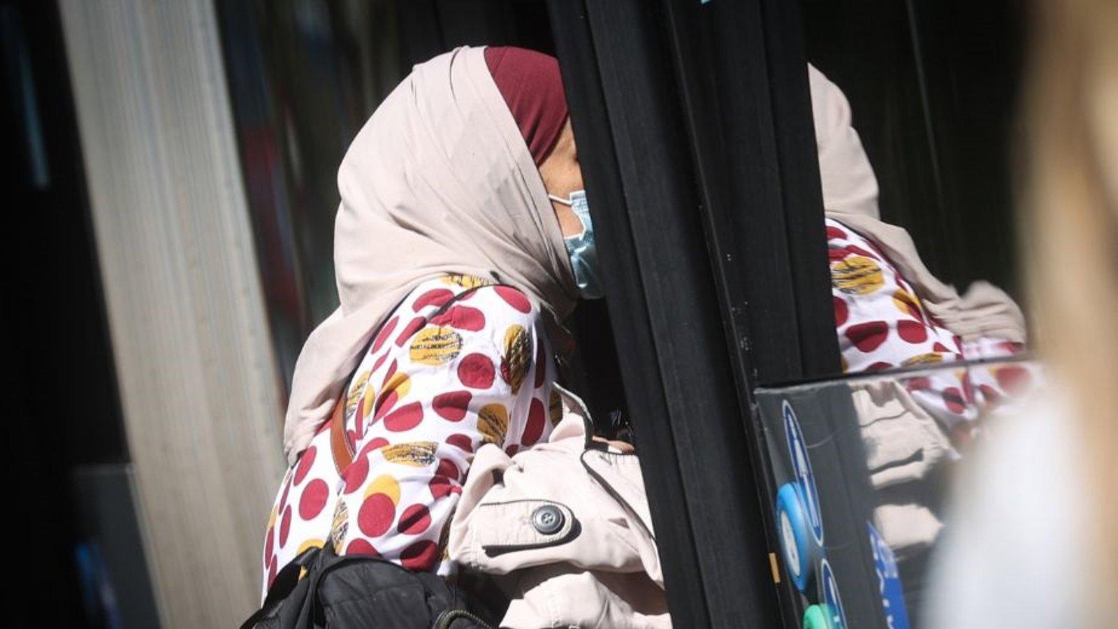 El PP de Madrid rechaza la propuesta de Vox de prohibir el hijab en los colegios