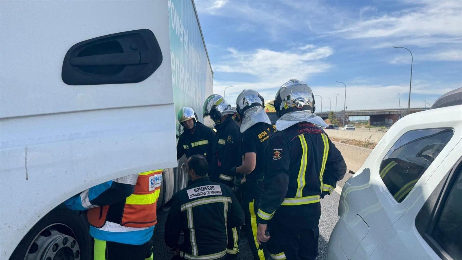 Un accidente en la A-2 causa un gran atasco tras colisionar tres coches y un camión