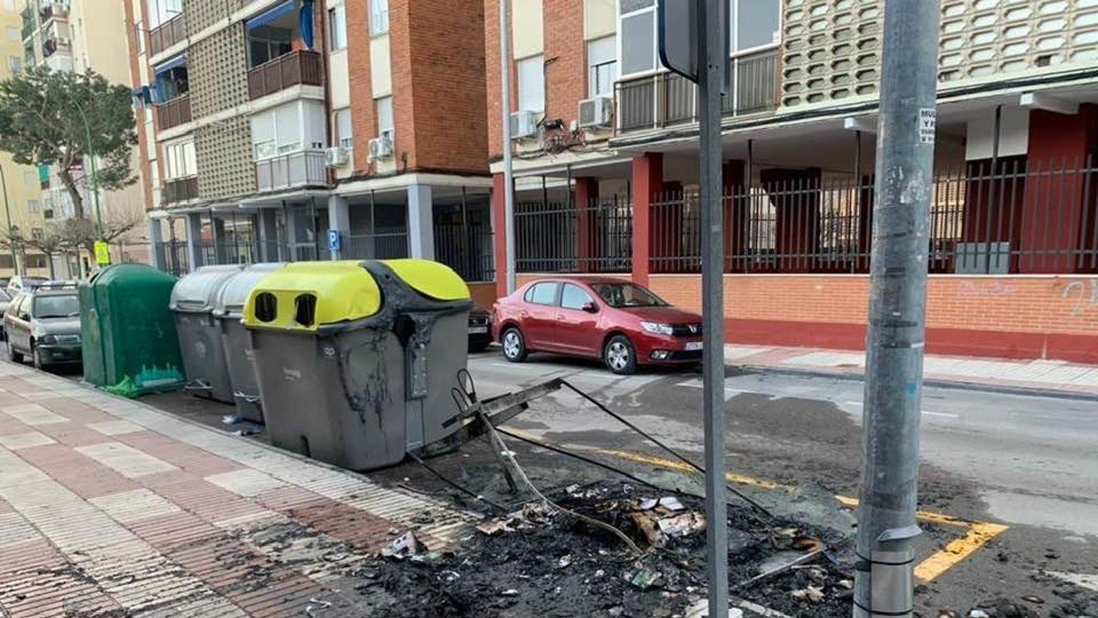 Un icendio en Carabanchel afecta a contenedores y vehículos durante la madrugada