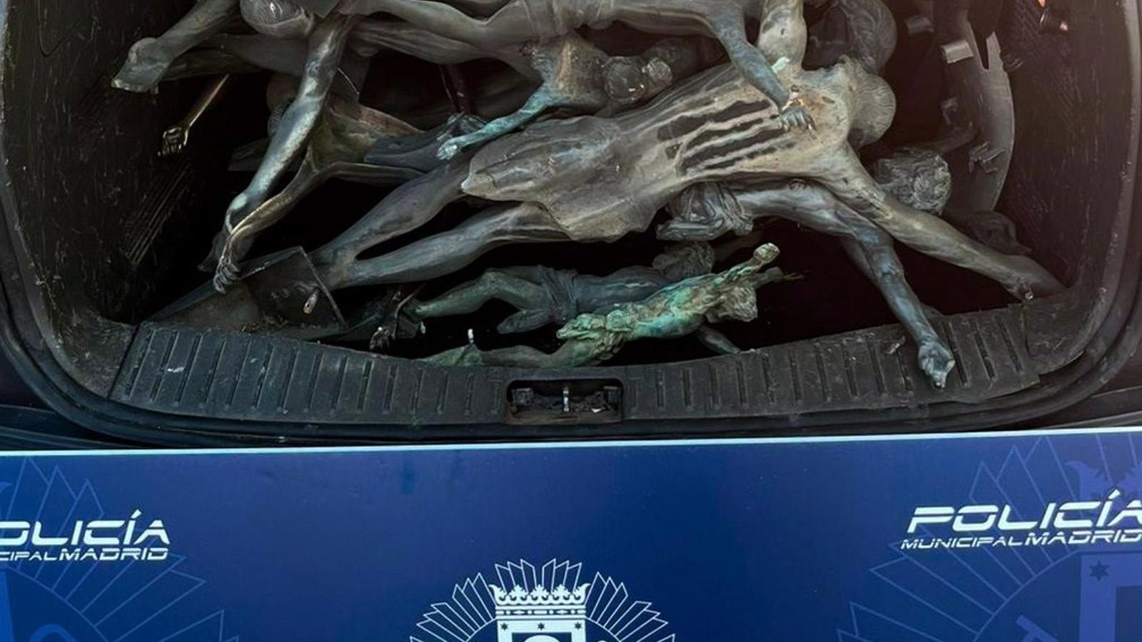 Arrestan en Moratalaz a un padre y a su hijo por sustraer 32 crucifijos de cementerios de Madrid