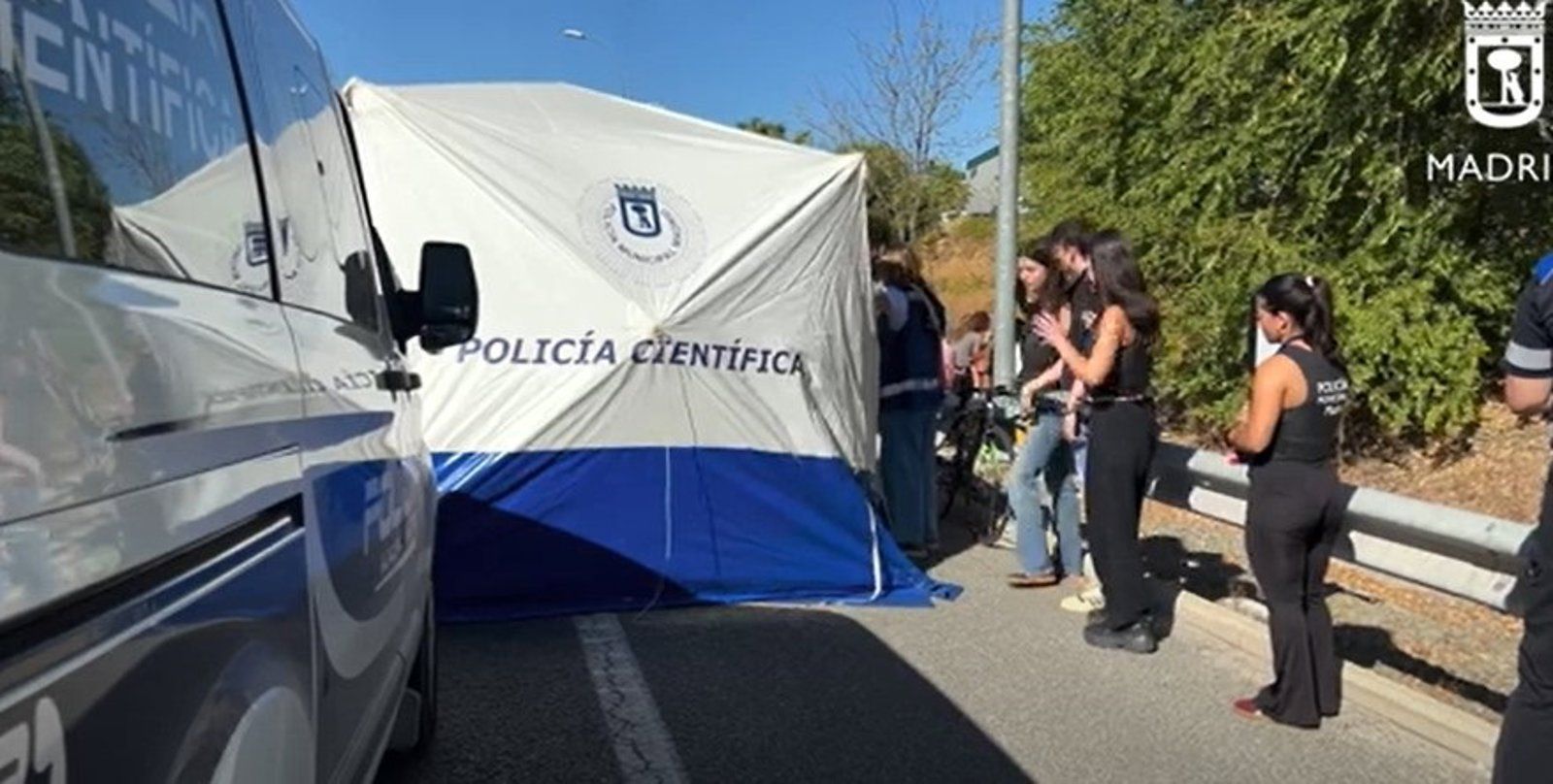 Un ciclista de 73 años muere al chocar con camión de limpieza en Barajas