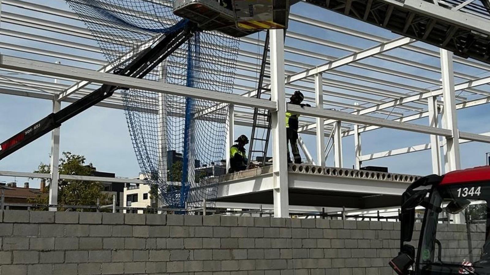 Fallecimiento de un trabajador al quedar atrapado entre plataforma y viga en accidente laboral