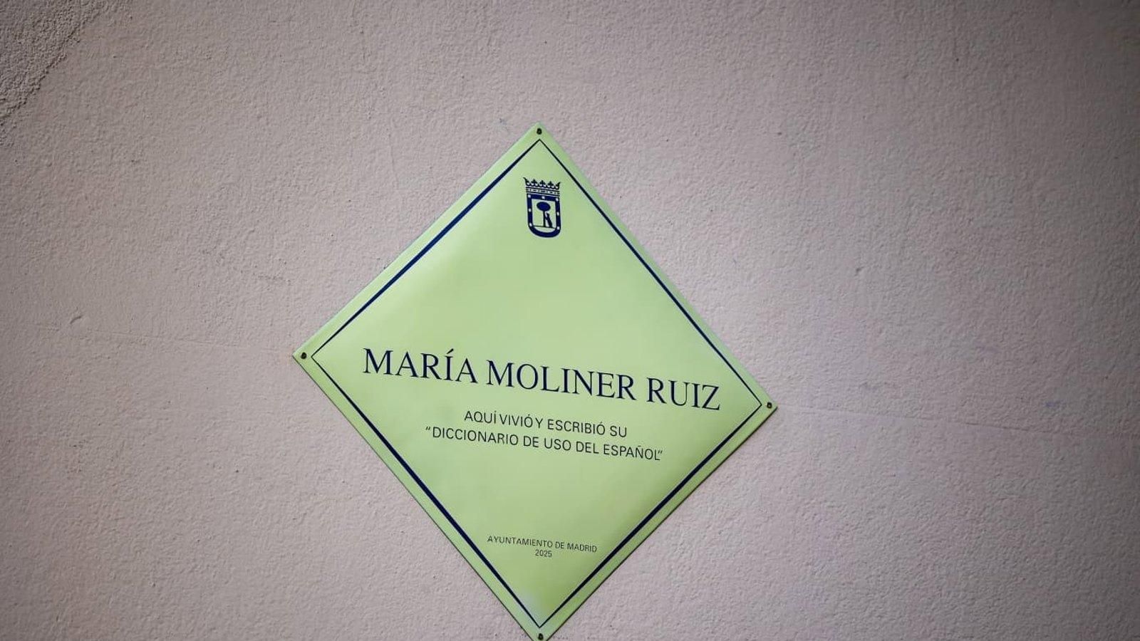 Madrid rinde homenaje a María Moliner con una placa en la casa donde escribió su diccionario