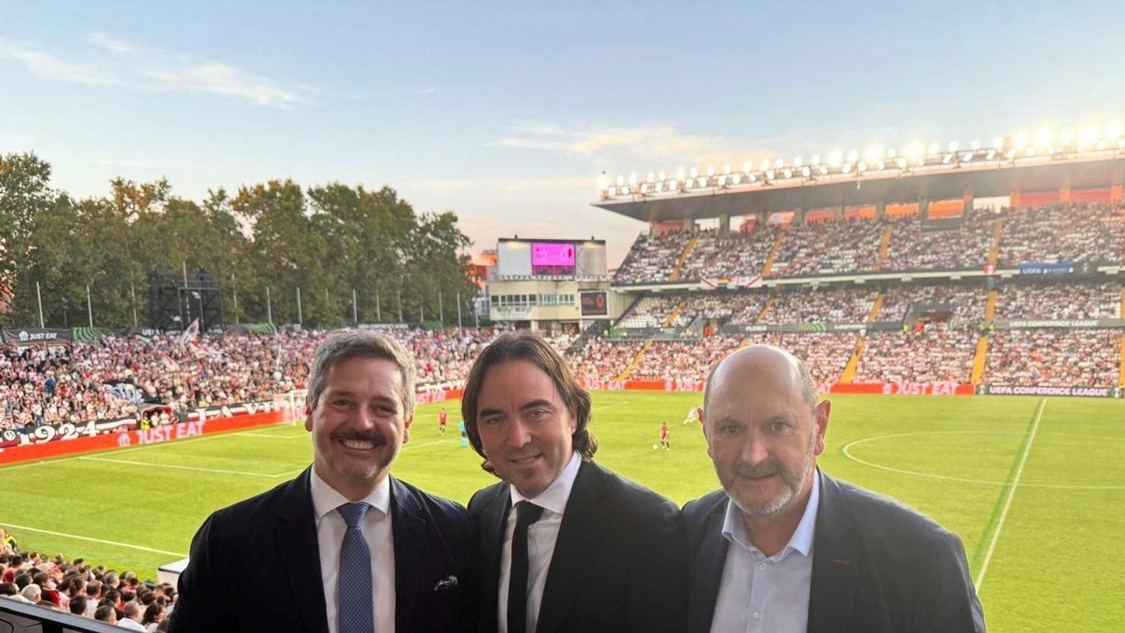 Rafael Louzán acompaña al Rayo en su regreso europeo en Vallecas