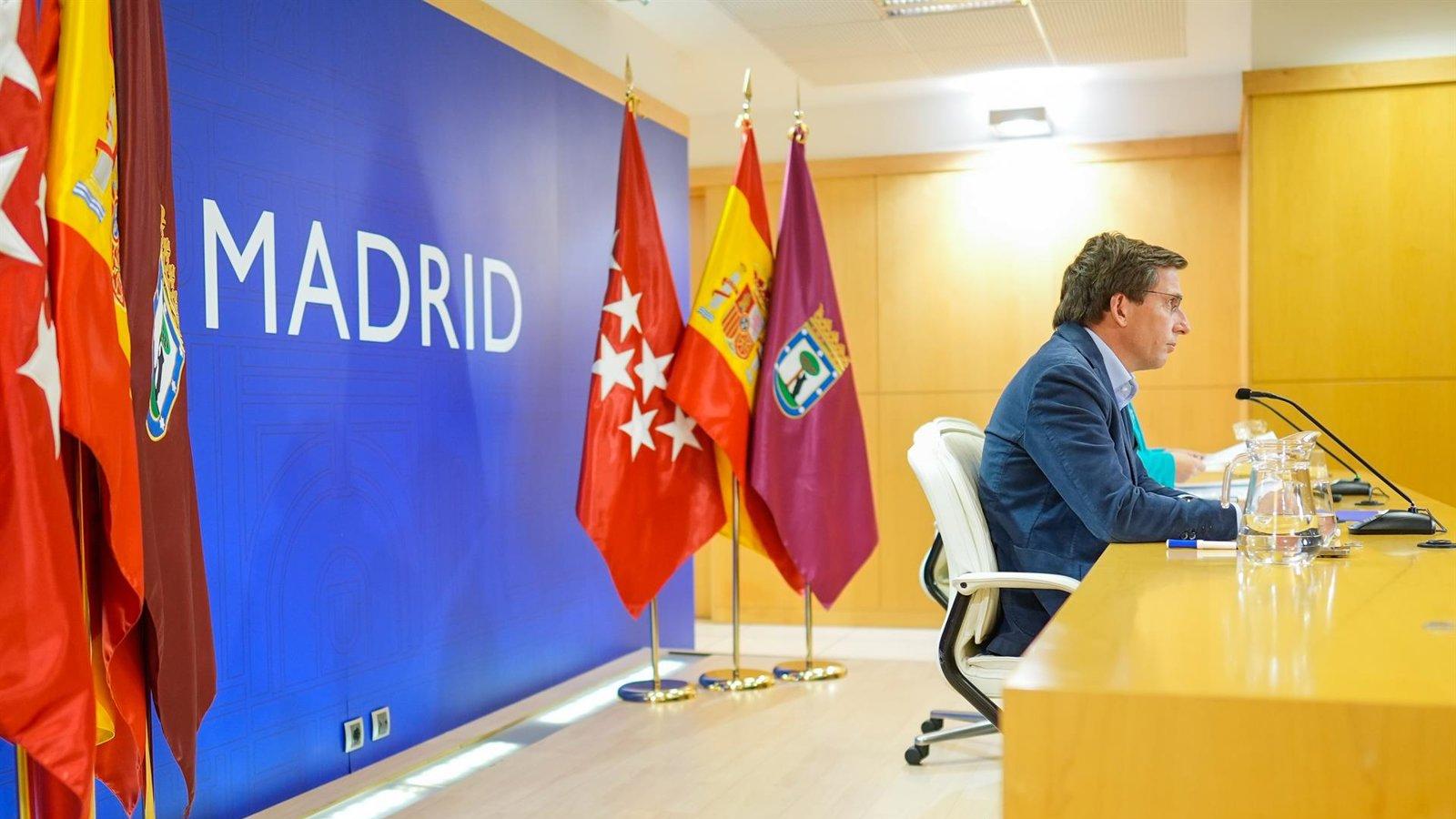 Almeida acusa a Sánchez de comportarse "como un corrupto" por sus evasivas en el Senado