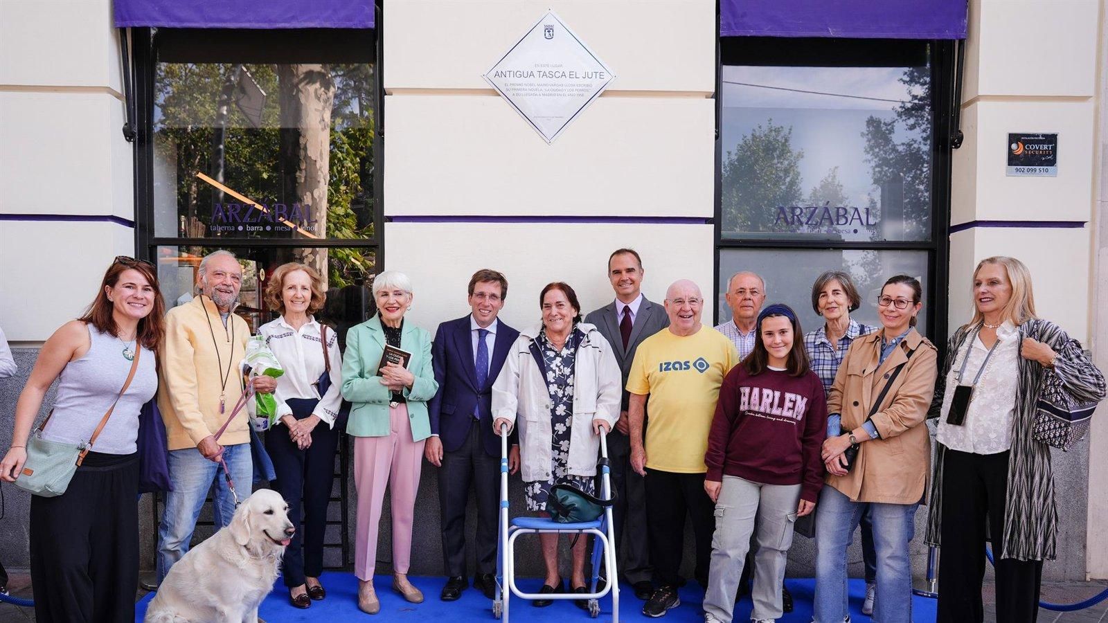 Madrid homenajea a Vargas Llosa con una placa en Retiro donde forjó su primera novela