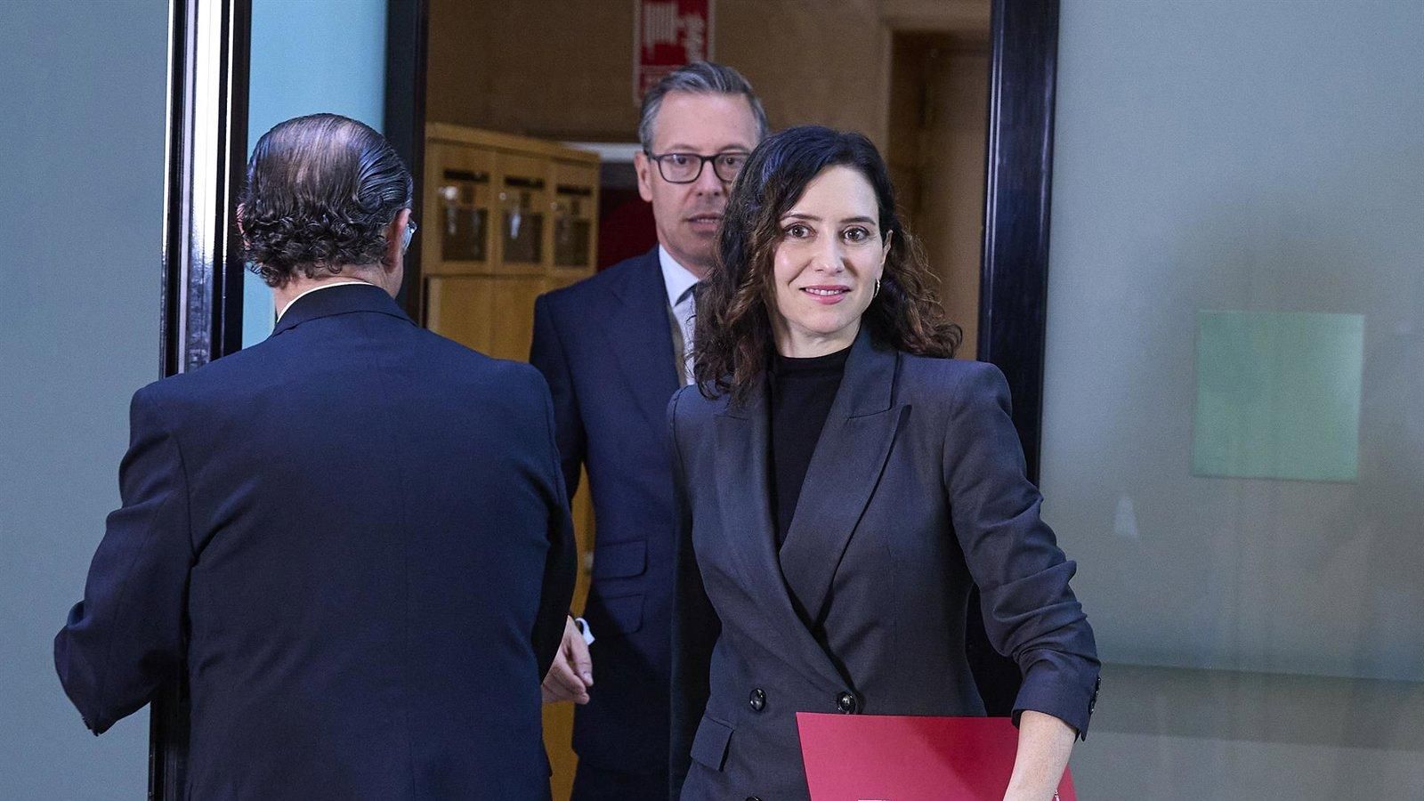 Ayuso defiende su viaje a Texas y replica a la izquierda que “Sánchez ha dado cinco veces la vuelta al mundo”