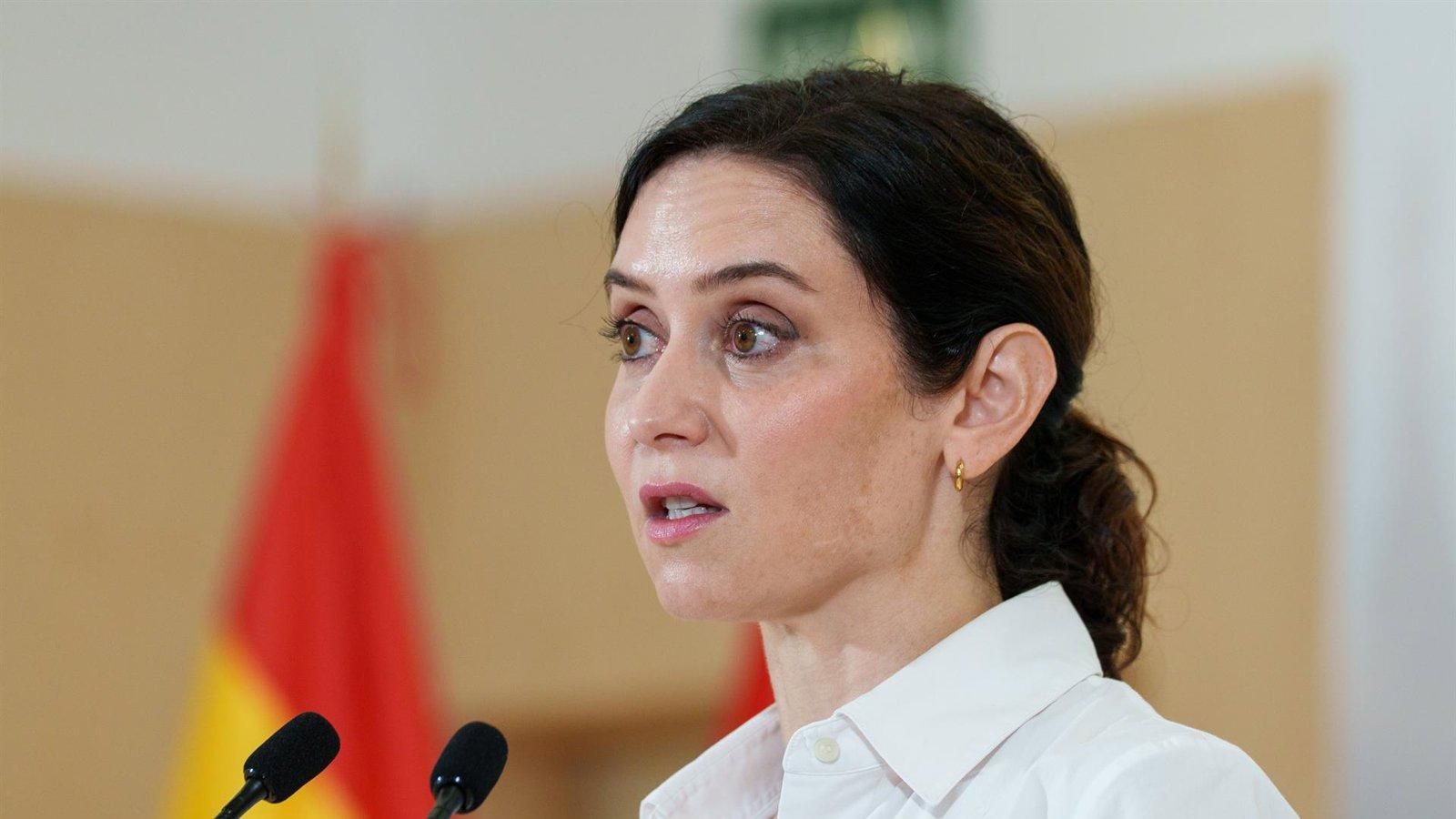 Ayuso acusa a Puigdemont de querer mantener el caos y evita valorar pactos sobre una moción de censura