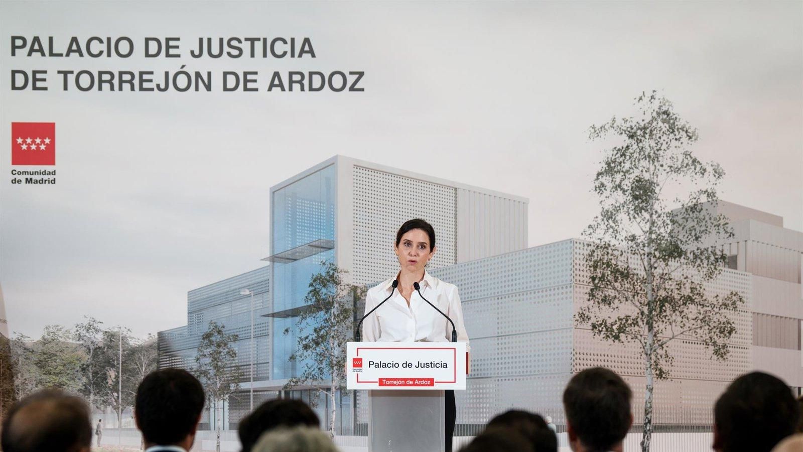 Ayuso critica la gestión de Sánchez tras el descarrilamiento del tren de Cercanías en San Fernando