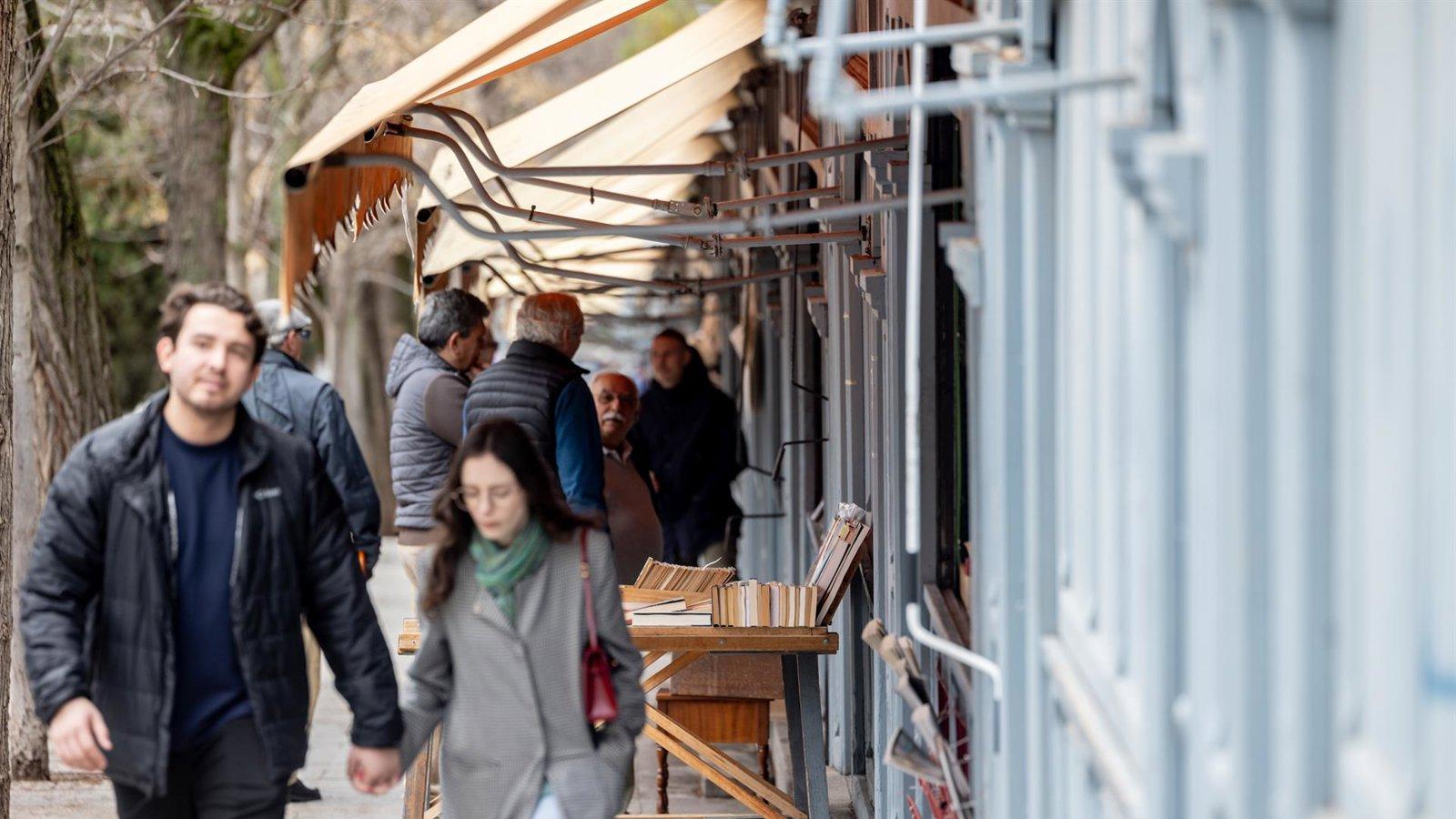 Madrid destina 120.000 euros a renovar las casetas de la Cuesta de Moyano en su centenario