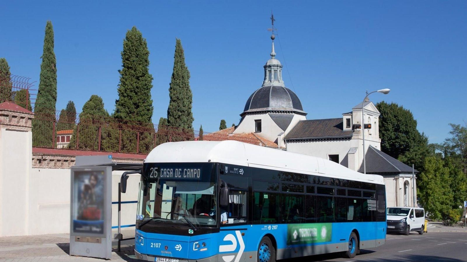 La EMT refuerza su servicio a los cementerios por la festividad de Todos los Santos