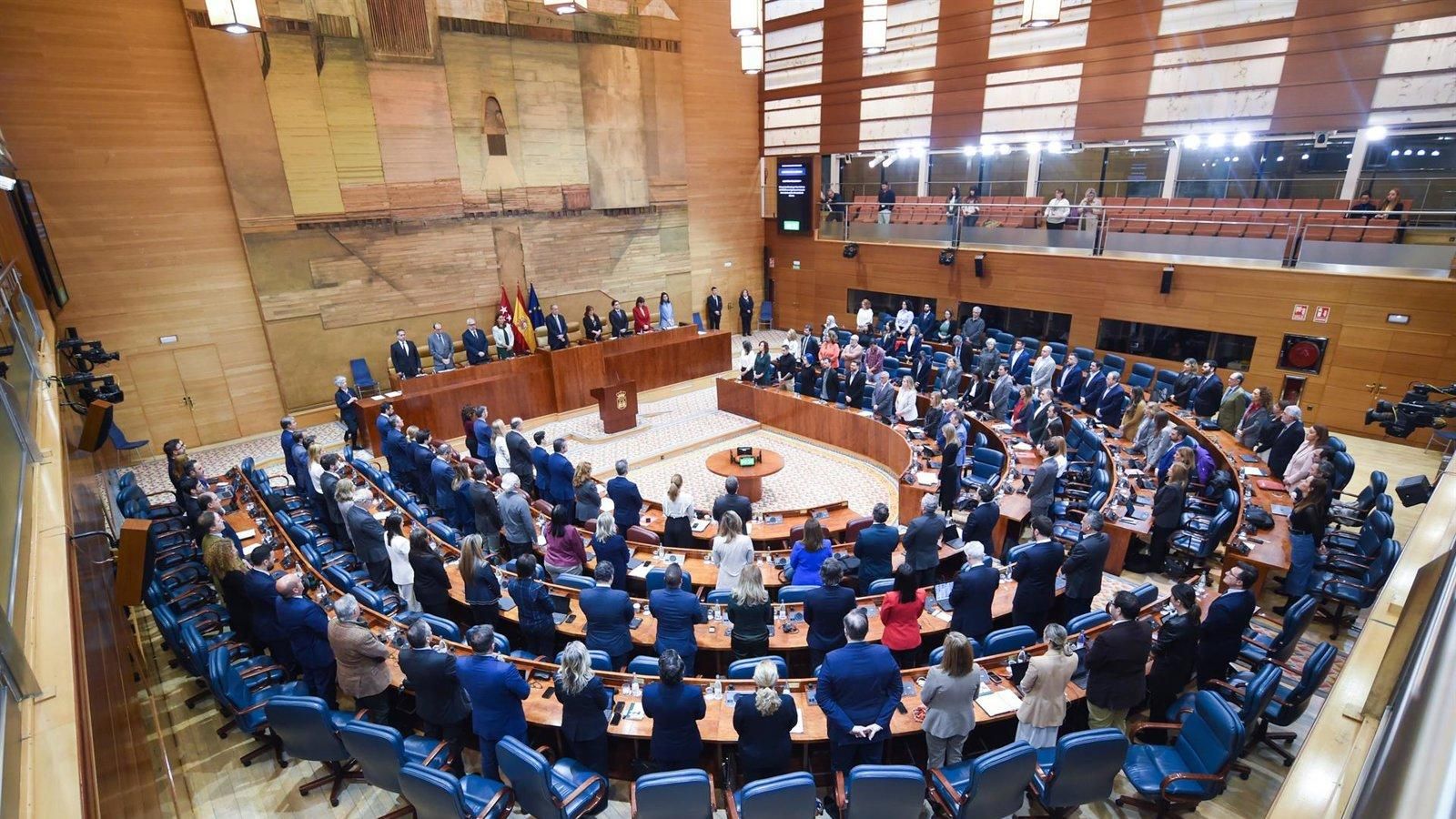 La Asamblea de Madrid guarda un minuto de silencio por las víctimas de la calle Hileras