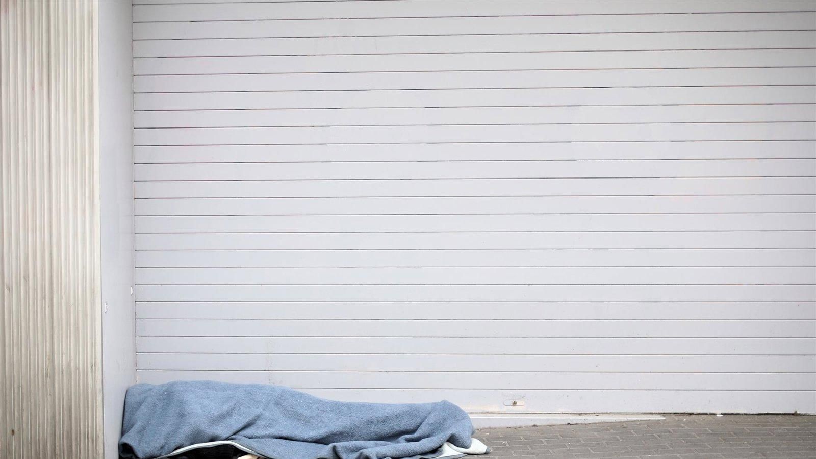 La Comunidad de Madrid defiende su plan contra el sinhogarismo juvenil frente a las críticas del PSOE