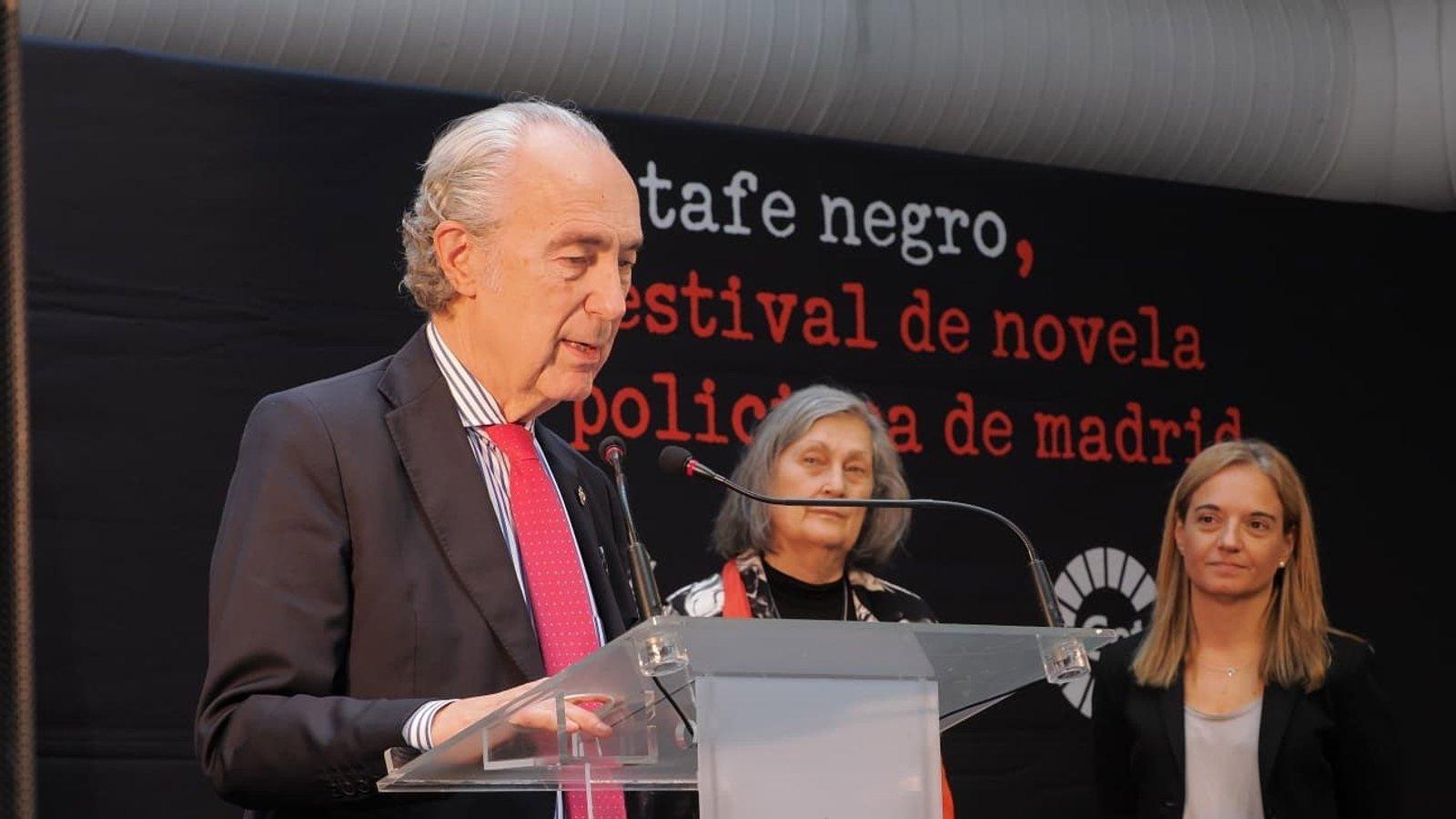 Luis Alberto de Cuenca recibe el XVI Premio José Luis Sampedro en el Festival Getafe Negro