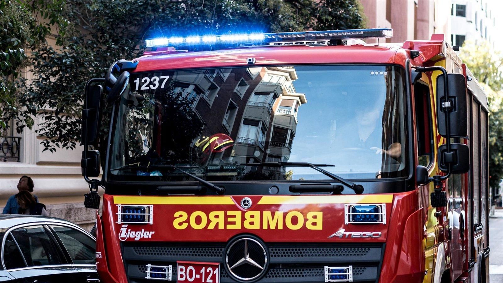 Un incendio en un local de shishas en Usera deja el establecimiento calcinado sin heridos