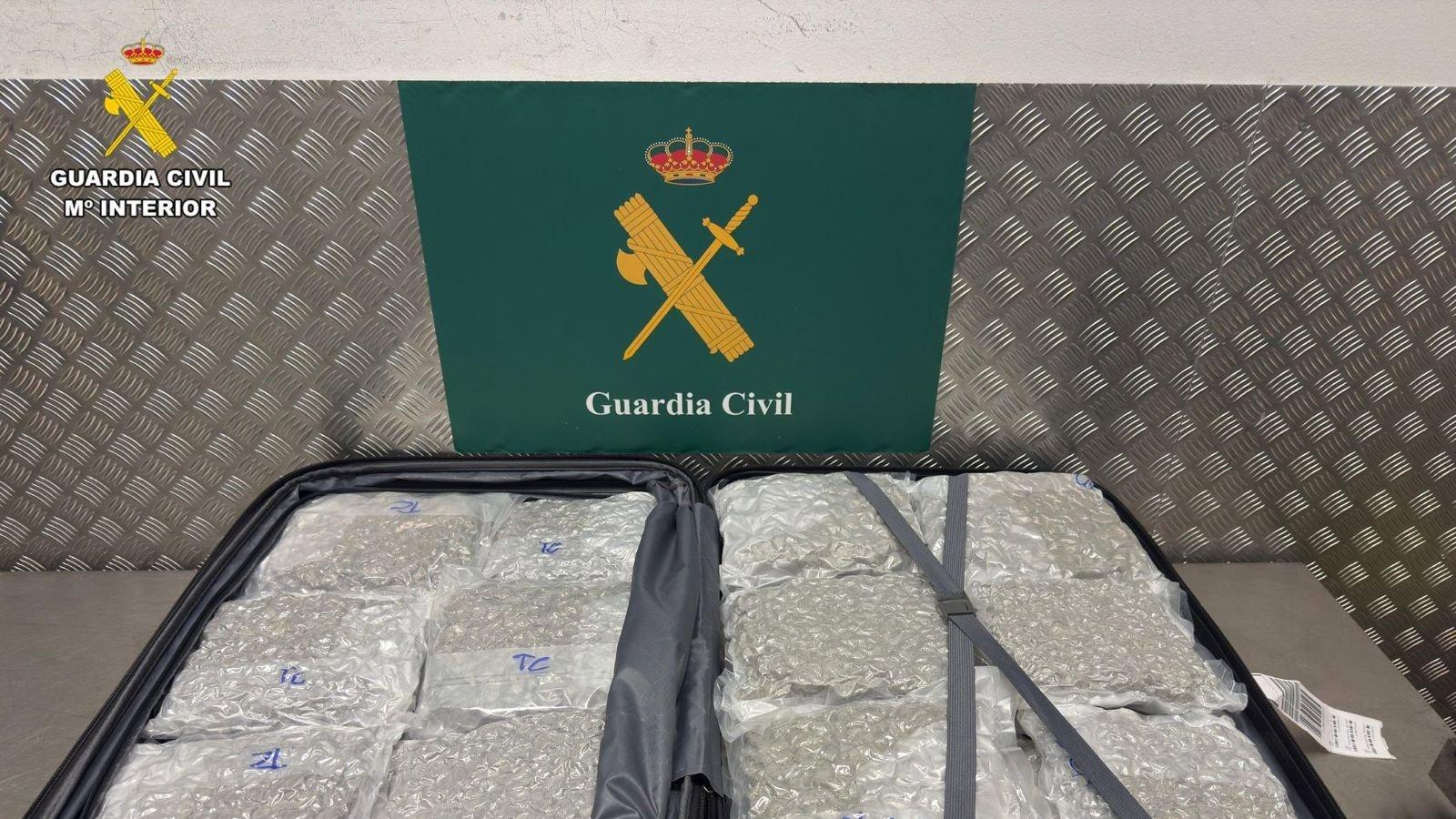 Tres pasajeros han sido arrestados en Barajas con 60 kilos de marihuana en sus maletas