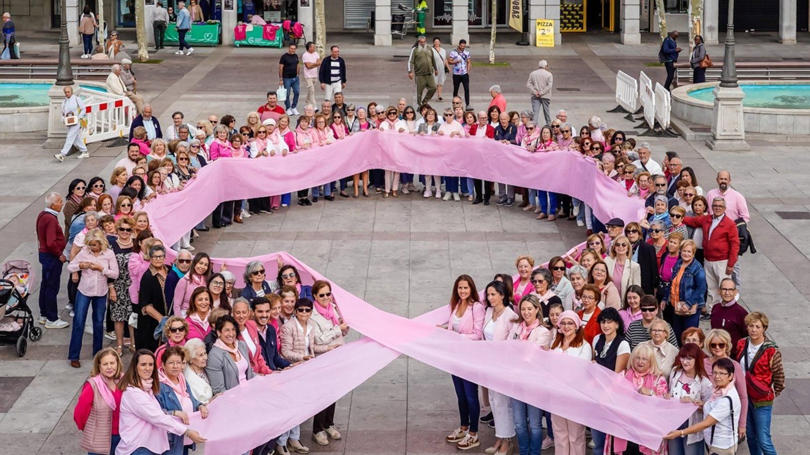 Torrejón de Ardoz forma un lazo humano rosa en apoyo al cáncer de mama