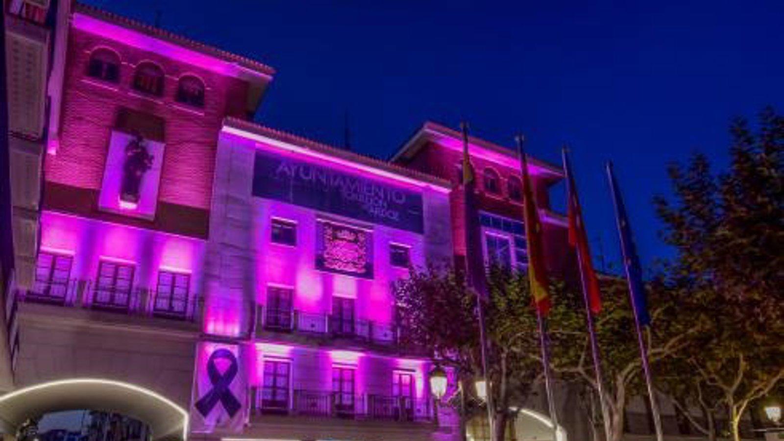 Torrejón de Ardoz conmemora el Día Mundial contra el Cáncer de Mama con un lazo humano rosa