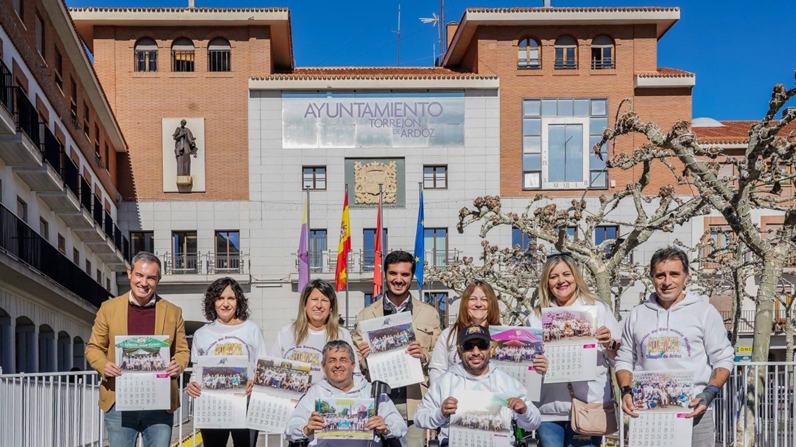 Las peñas de Torrejón crean un calendario benéfico para apoyar a la Asociación de Esclerosis Múltiple