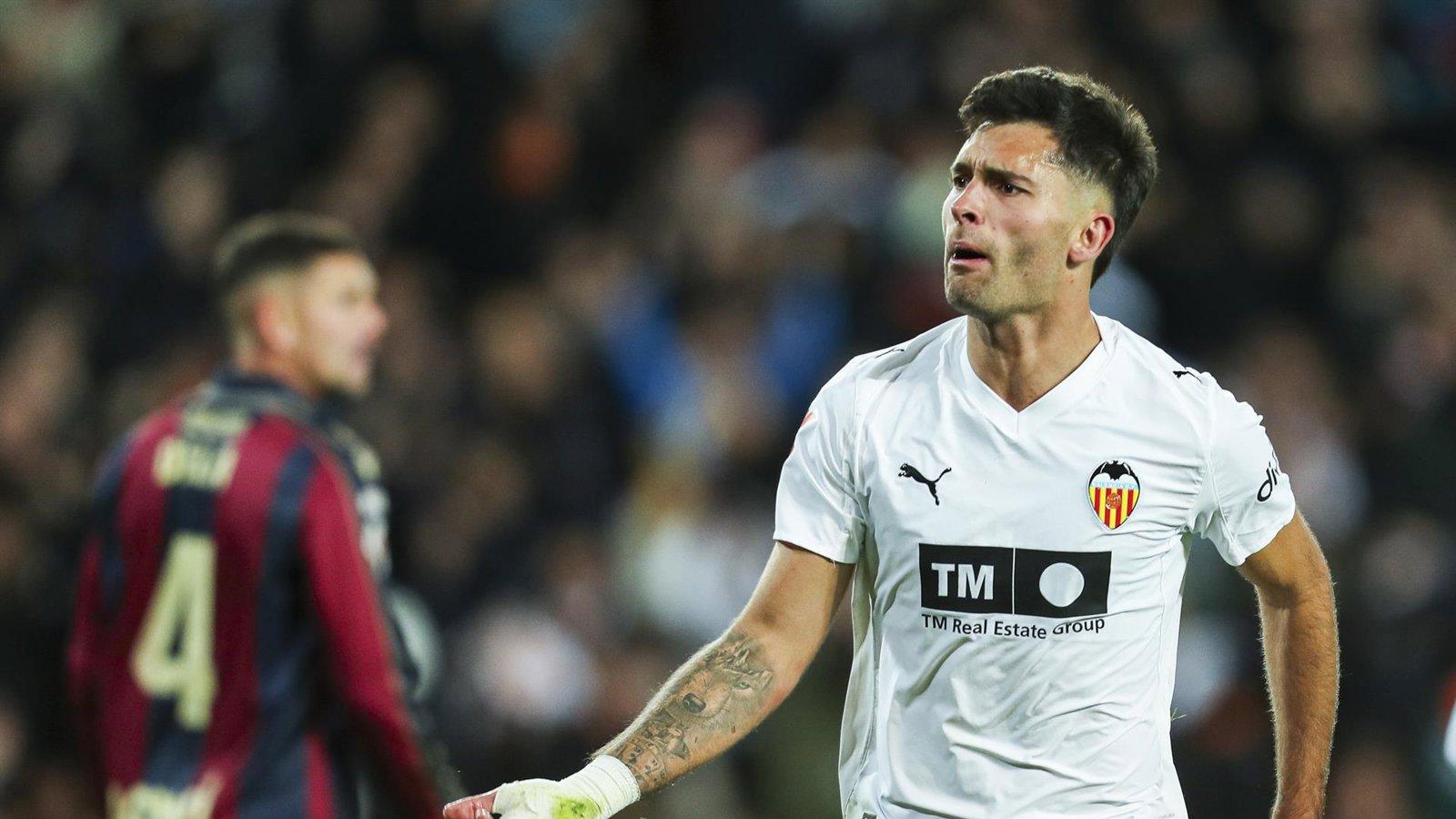 Hugo Duro asegura la victoria del Valencia en el derbi valenciano