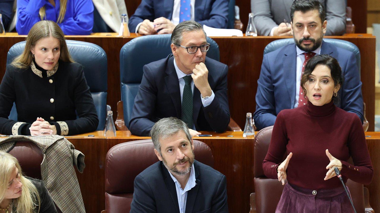 Ayuso acusa a Vox de querer “sacar de los pelos” a inmigrantes de los centros de salud