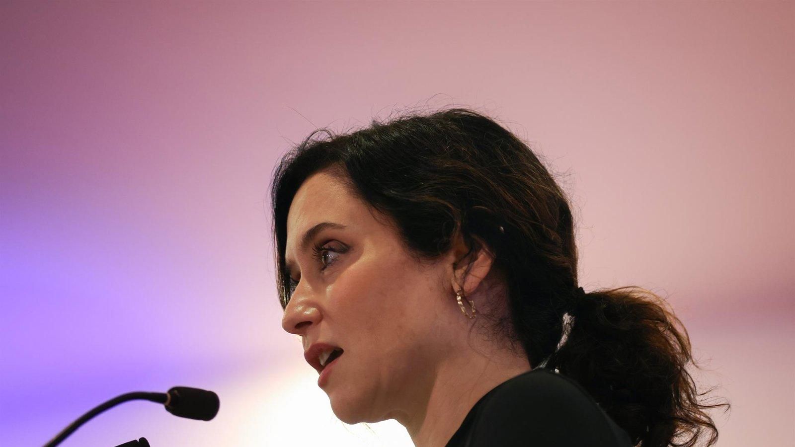 Ayuso responde a Sánchez y defiende que &quot;solo un dictador obliga a un sanitario a hacer lo que no quiere&quot;