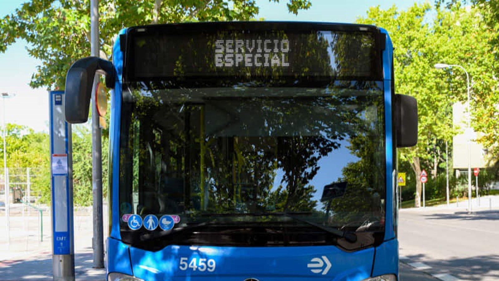 Dos líneas de la EMT ofrecen un servicio especial para trasladar a personas sin hogar a los centros de acogida