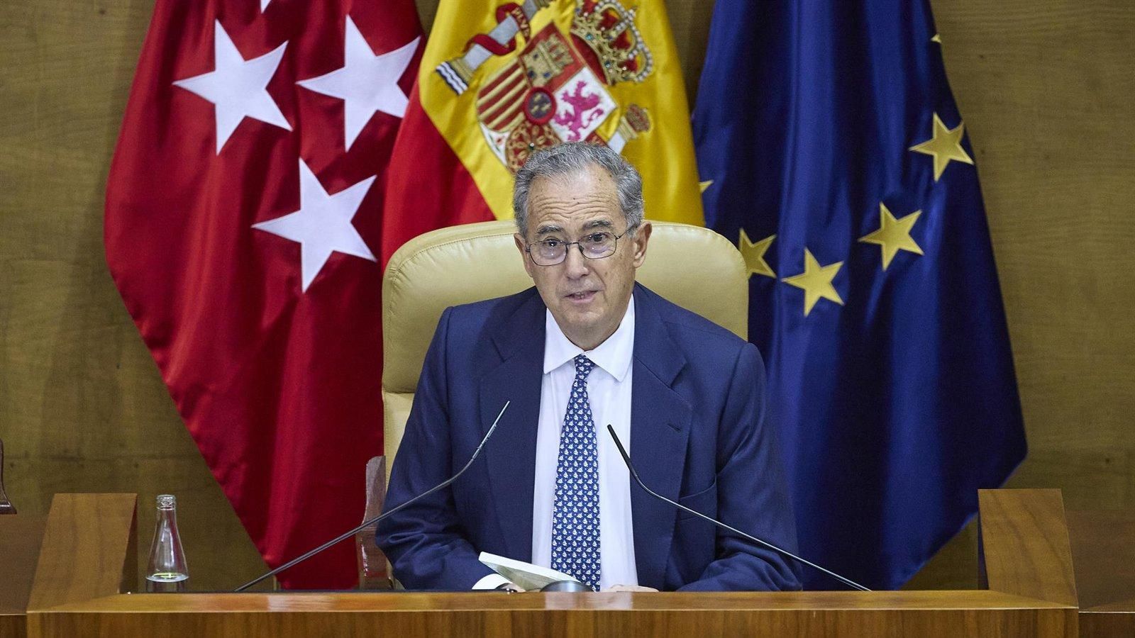 El presidente de la Asamblea de Madrid propone añadir &quot;presuntamente&quot; a los minutos de silencio por violencia machista