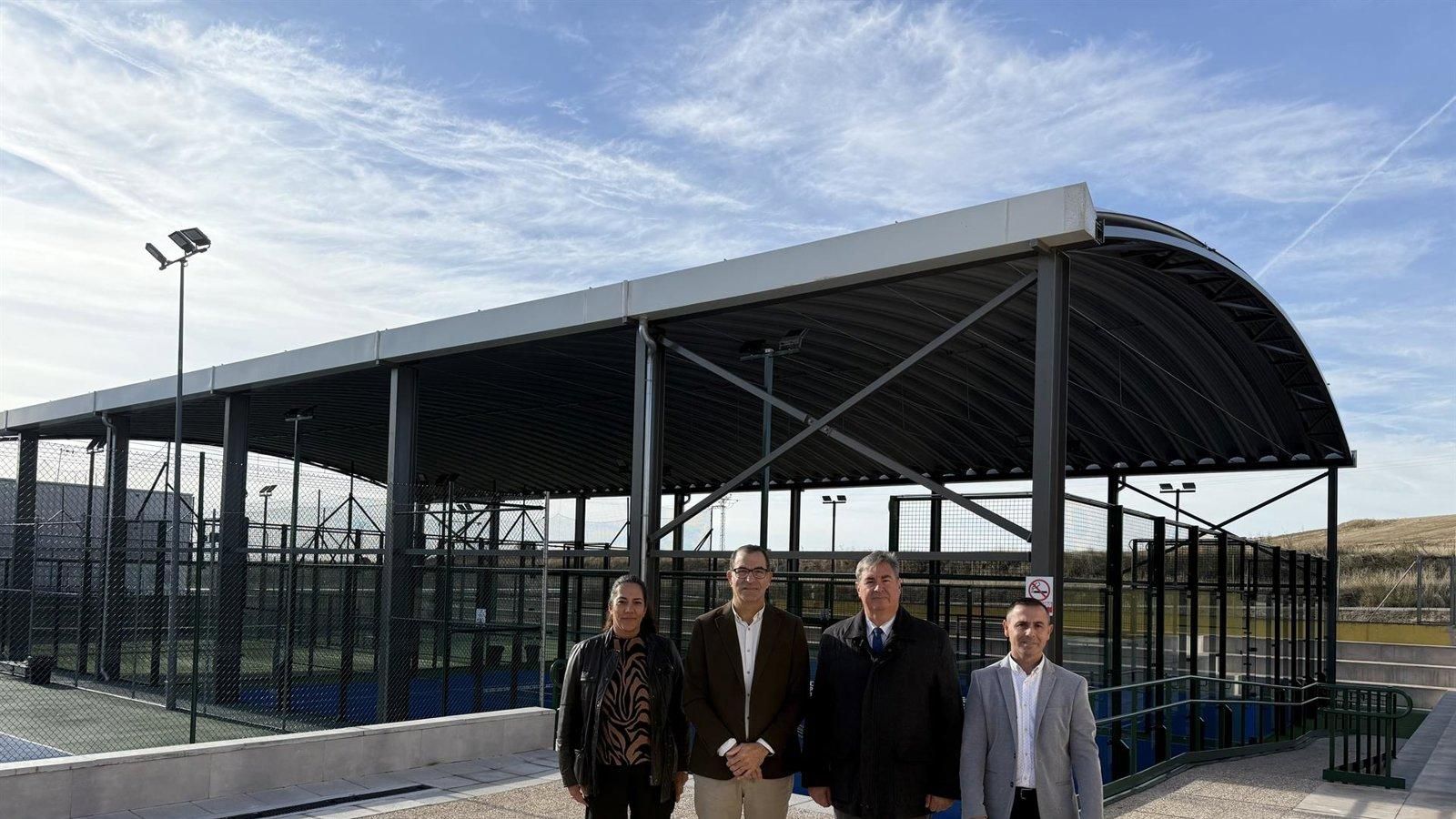 El Gobierno regional instala cuatro nuevas pistas de pádel cubiertas y mejora la carretera principal de acceso a Ajalvir