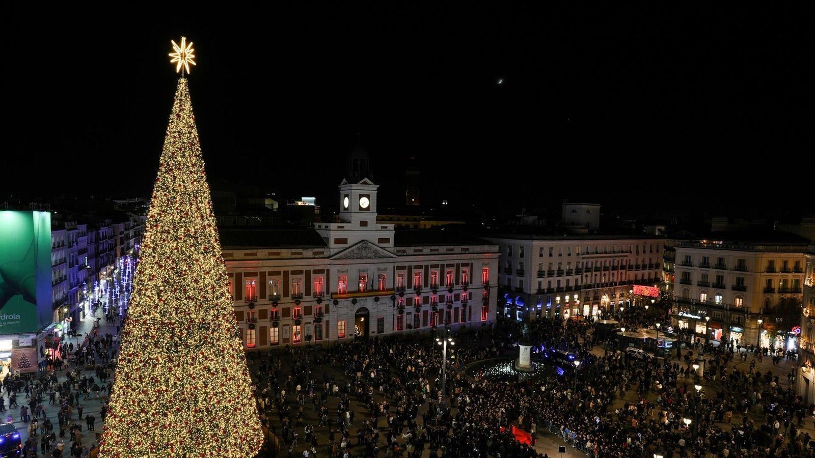 La fachada de la Real Casa de Correos se convierte en 'fábrica de los deseos' por Navidad con un videomapping